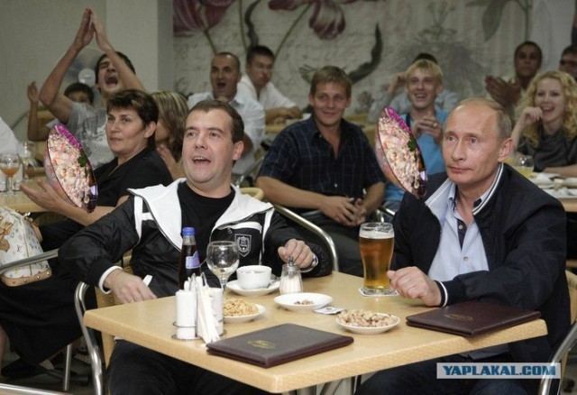 Путин и Медведев смотрят футбол в Сочи