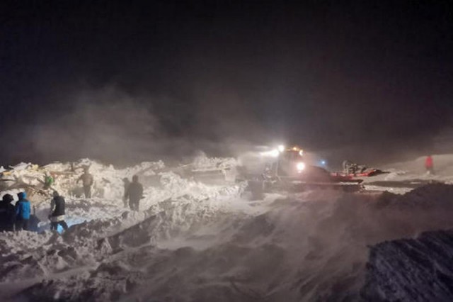 В Красноярском крае сошла лавина. Случилось всё на горнолыжной базе "Гора Отдельная" в районе Талнах города Норильска