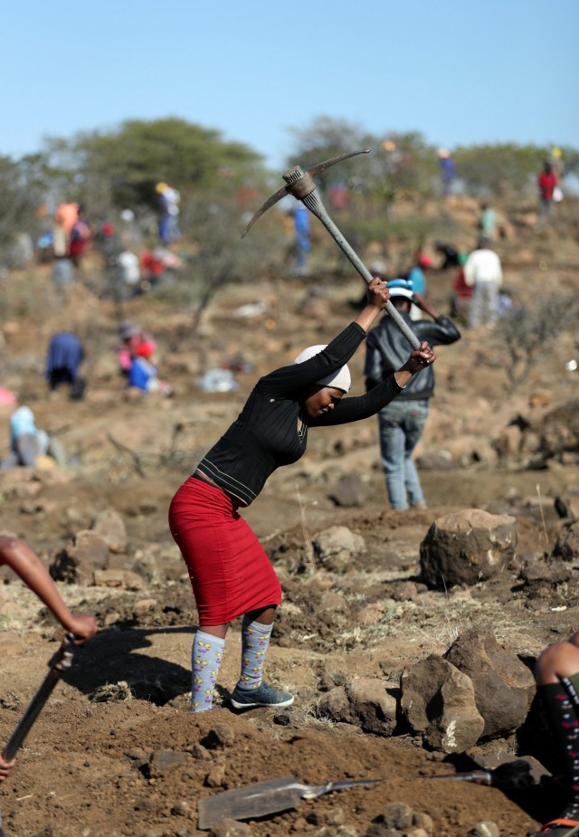 "Алмазная лихорадка" захватила южноафриканскую деревню после обнаружения неопознанных камней