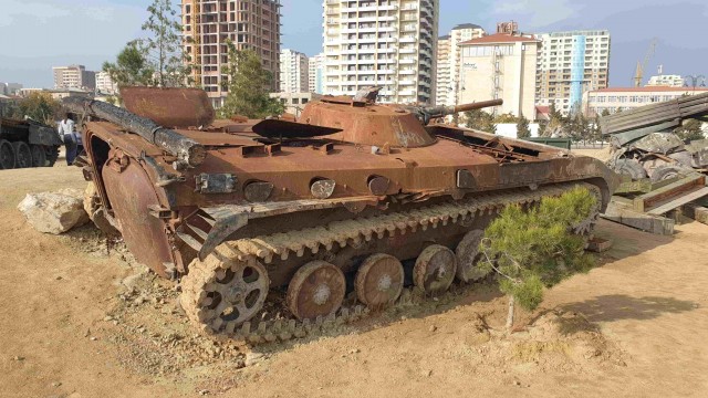 Выставка трофейной военной техники в Баку
