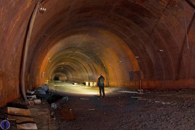 Заброшенный тоннель в Арктике с огромными габаритами - здесь строили защищённый док