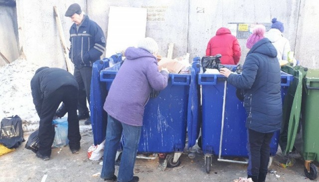 17 человек, которые буквально на свалке нашли хорошие вещи, доказав, что выбрасывают не только мусор