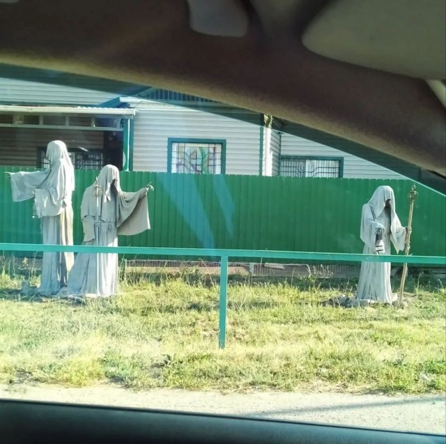 Это вам не садовые гномики...