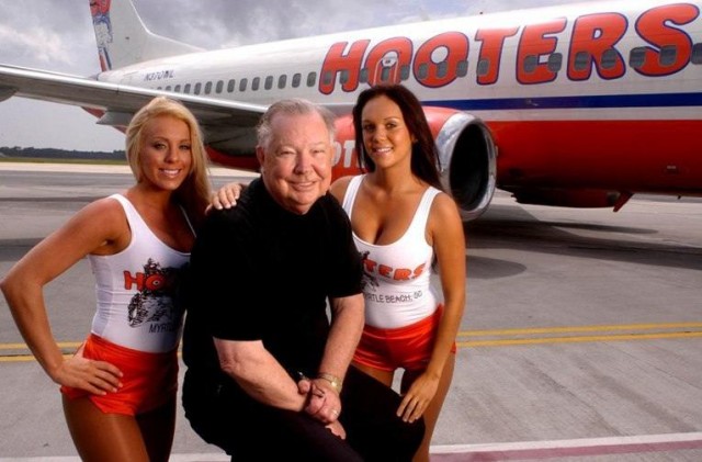 Жаль, что обстоятельства "приземлили" авиакомпанию Hooters Air