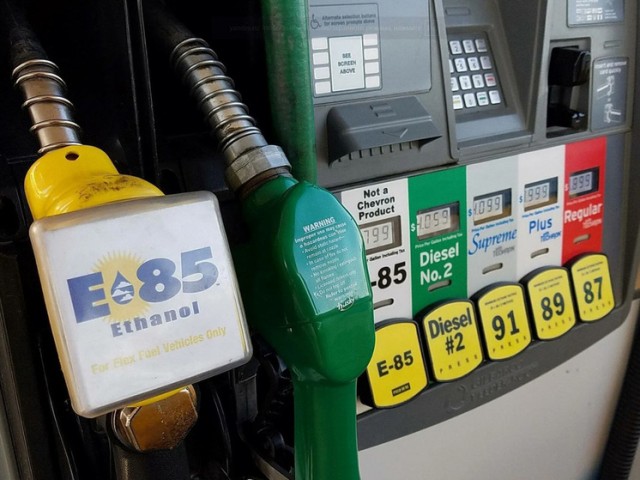 Российские автомобили готовятся заправлять алкоголем: плюсы и минусы