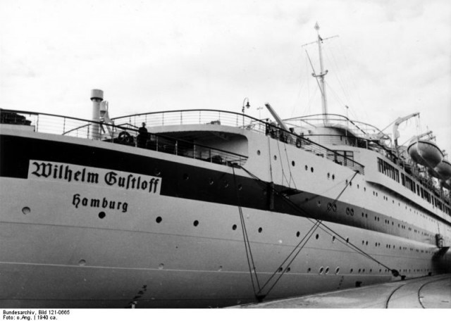 " Веселый Роджер" над субмариной