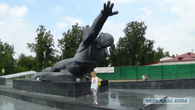 Девочка, залезшая на памятник Неизвестному солдату в Казани, расколола Интернет