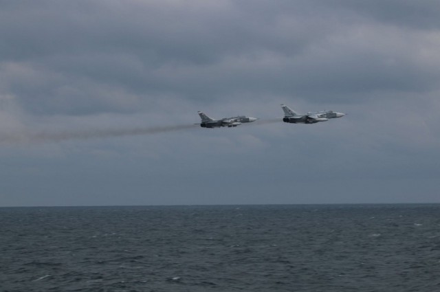 Российские Су-24 пролетели рядом с эсминцем ВМС США