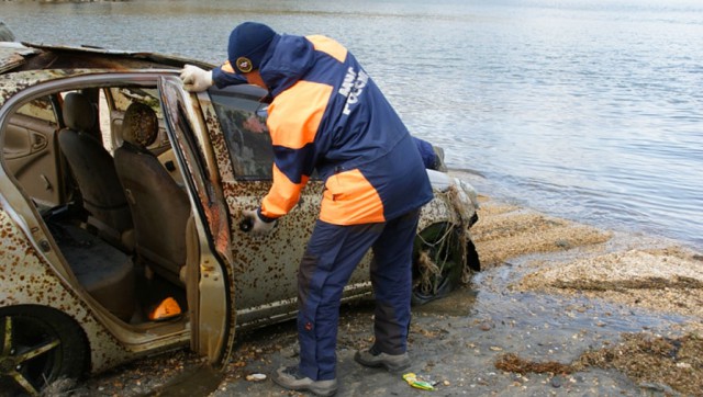 Водолазы подняли со дна Байкала 92 автомобиля и самолет.