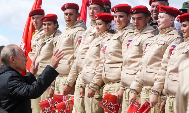 Более 20 вузов заявили, что дадут дополнительные баллы к ЕГЭ участникам патриотического движения «Юнармия»
