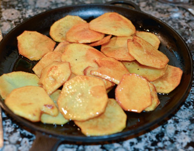 Быстрый стейк на сковородке с картофаном и хлебом.