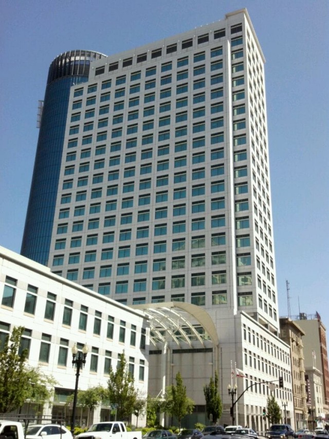В Окленде (Калифорния) пытались установить на крышу здания огромный кондиционер, стоимостью 100 000 долларов
