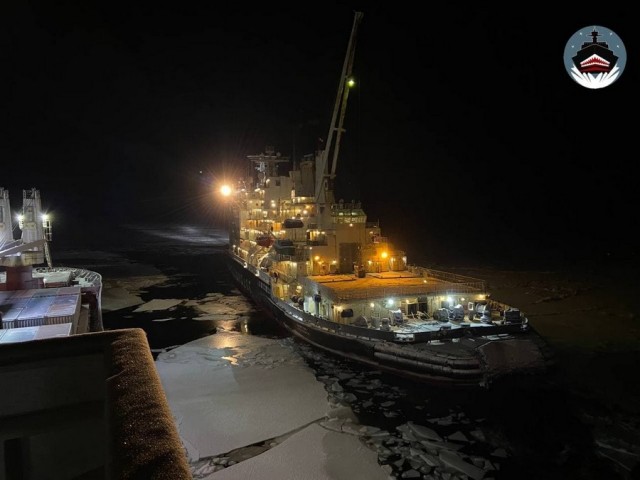 Атомный ледокол «Вайгач» проводит свой караван в море Лаптевых