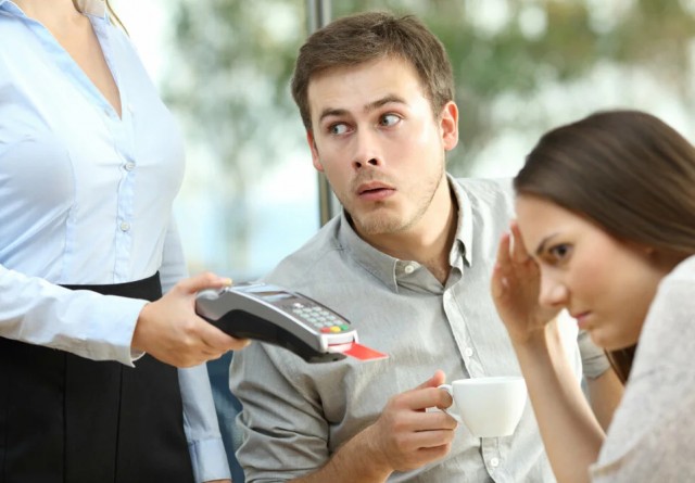 Почему девушки на первое свидание стараются вытянуть в ресторан. Им нечего есть?