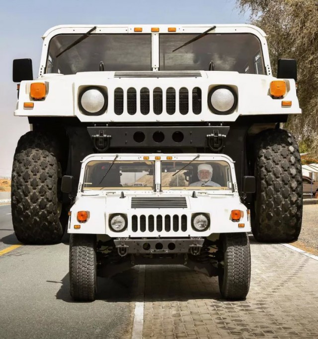 В ОАЭ построили самый большой в мире Hummer H1 размером с двухэтажный дом