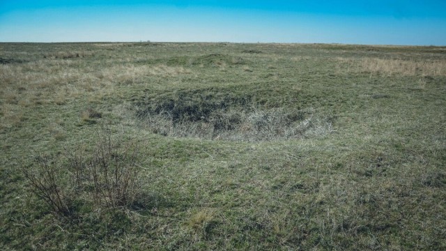 Воинские останки вылезли наружу у кладбища в Россошках