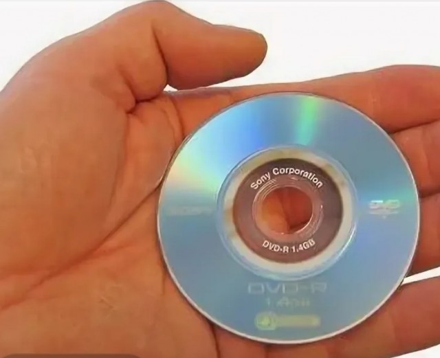 SD-карты были изобретены в 1999 году, тем временем компания Sony — в 1998 году