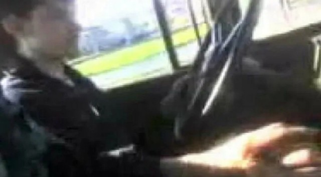 Губернатор Вологодской области Георгий Филимонов сам снял на видео, как едет на мотоцикле без рук.