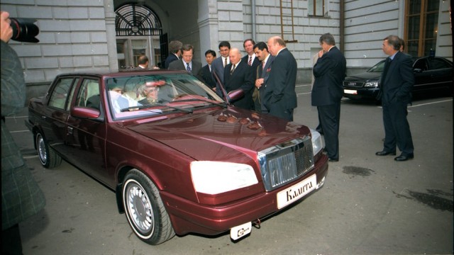 Купил себе Cadillac. Все девки мои. Завидуйте молча!
