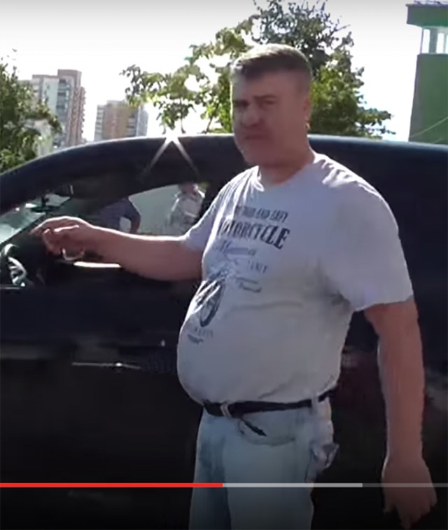 Агрессивный водитель избил активистку "Стоп-хам"