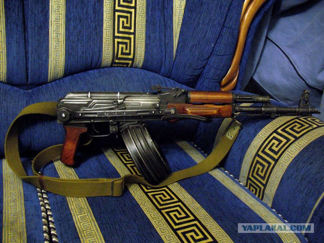 Как бабушка с автоматом Калашникова спасла копов от уличной банды