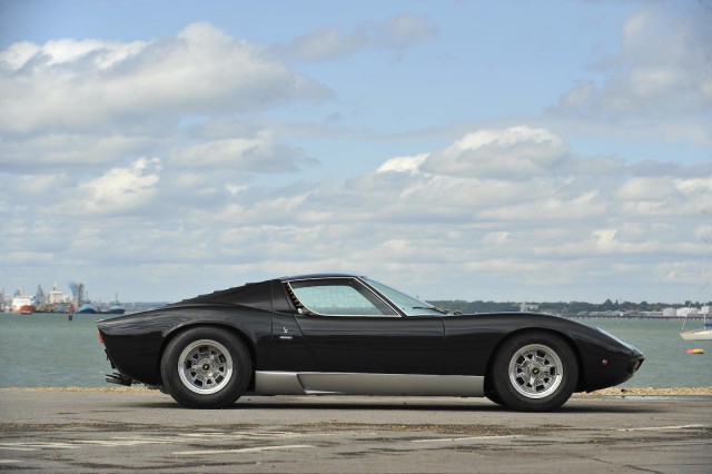 Семейная реликвия провела 28 лет в сарае: Lamborghini Miura P400