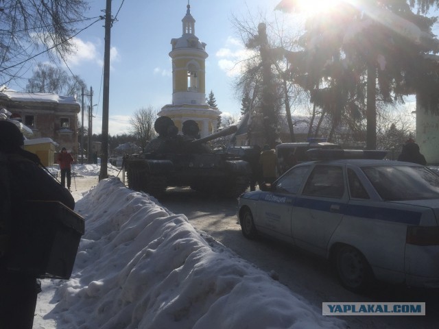 Танк раздавил машину полиции