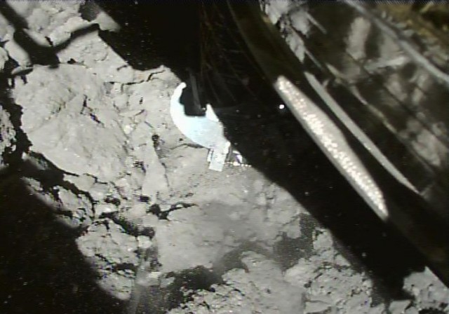 Японский космический зонд "Хаябуса-2" приземлился на астероиде Рюгу