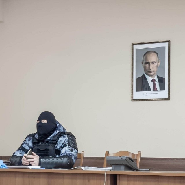 Момент падения челябинки после удара силовика в спину попал на видео