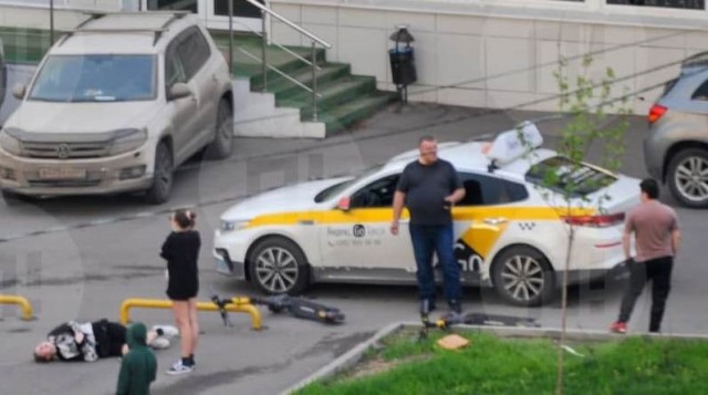 В Москве водитель такси сбил дверью подростка на самокате