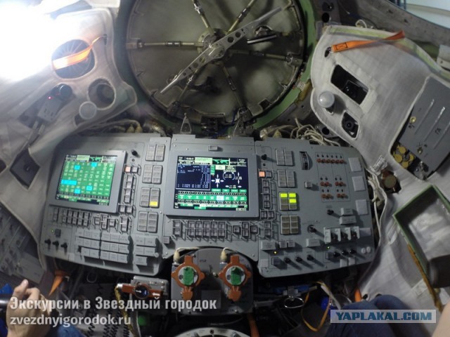 В кабине пилота космического челнока