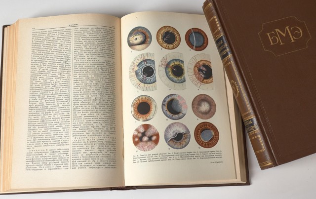 Книжные полки с книгами