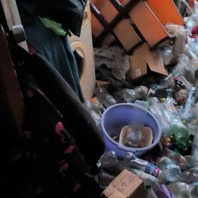 Женщина превратила съёмную квартиру в свалку — среди мусора даже нашли труп