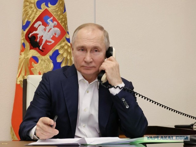 Срочный звонок вчера прервал совещание Путина.