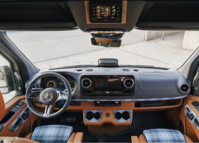 Люксовый кемпер Mercedes-Benz Sprinter с интерьером в духе Range Rover