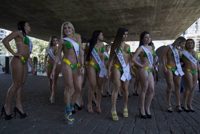 Участницы "Miss Bumbum 2015" прошлись по улице