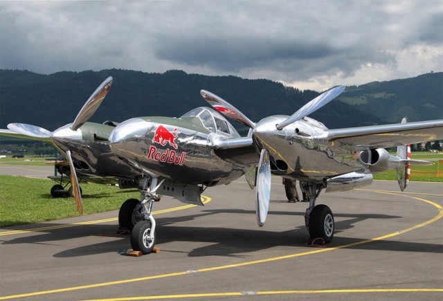 Многоцелевой истребитель P-38 «Lightning»