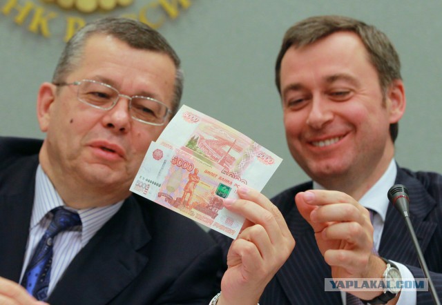 Советник президента рекомендовал избавляться от долларов