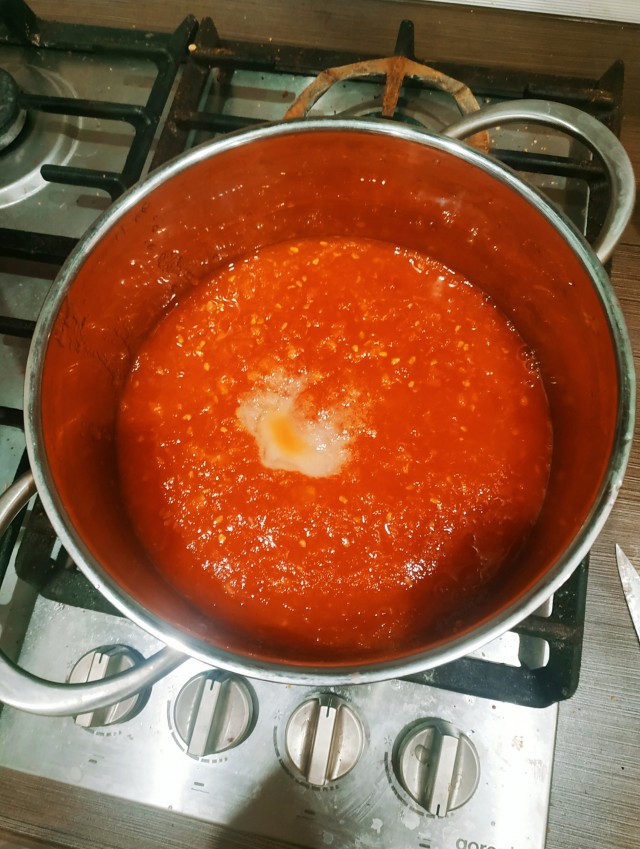 Томатный суп с колбаской и беконом
