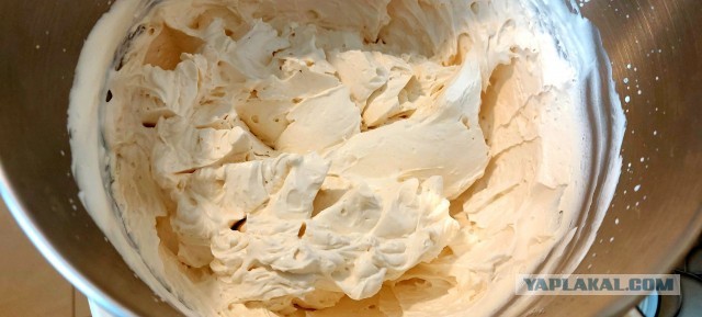 Рулет меренговый