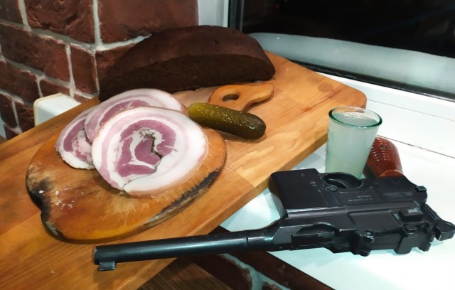Солили с дедушкой сало
