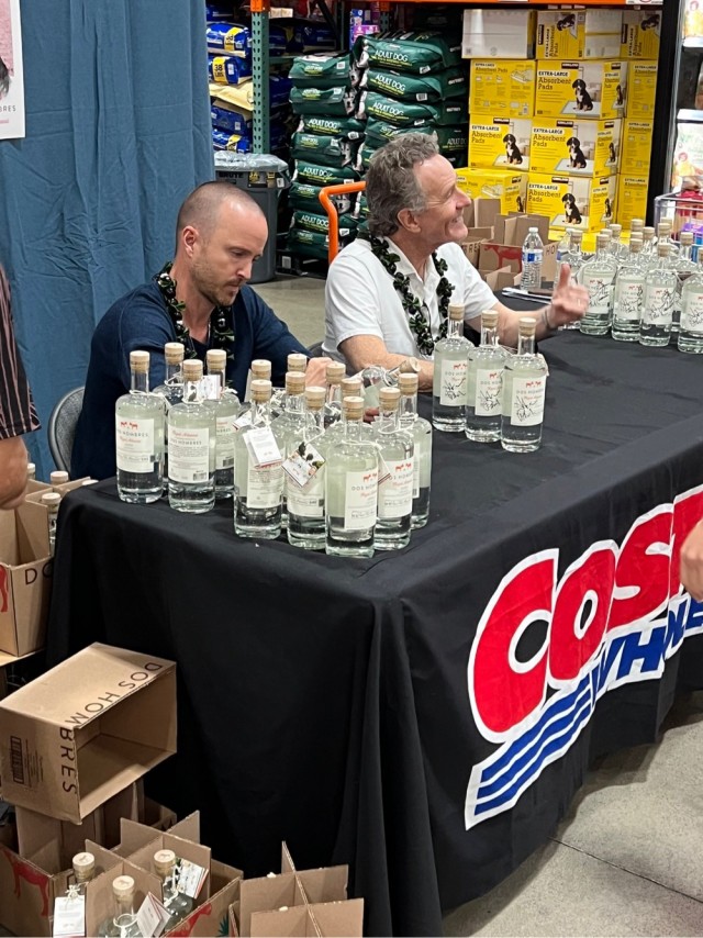 Чел зашел в Costco, а там текилу рекламируют, раздают бесплатно с автографами работников завода