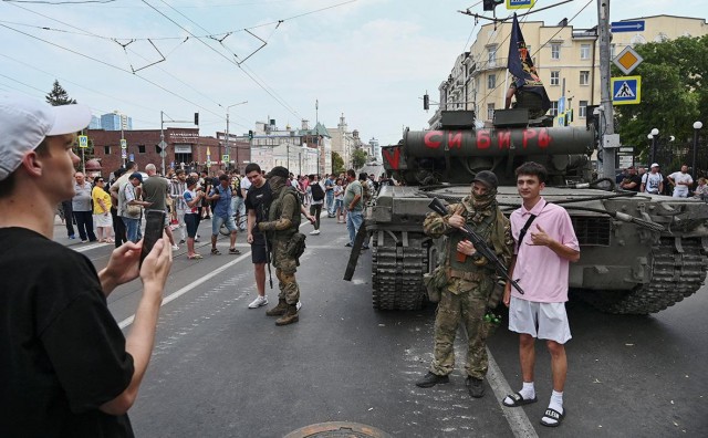 То ли в РФ всё хорошо, то ли уехавшим крышу срывает? Где правда-то?