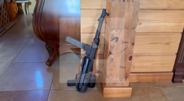В доме экс-судьи из Сочи Валерия Слуки обнаружили арсенал оружия, элитные машины и нацистские кинжалы