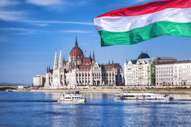 Депутаты Венгрии урезали себе зарплаты и лишили себя финансовых льгот