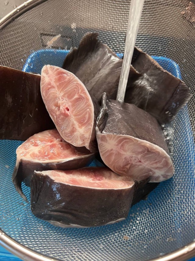Сомики, жареные на углях