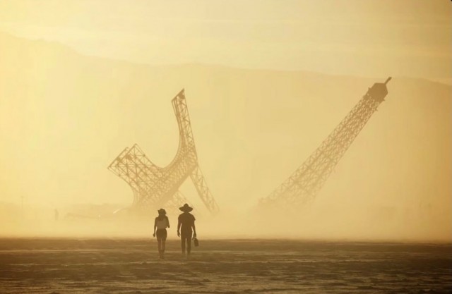 В пустыне Burning Man появилась гигантская сломанная Эйфелева башня