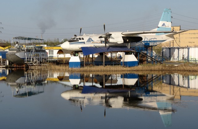 Самолет во дворе