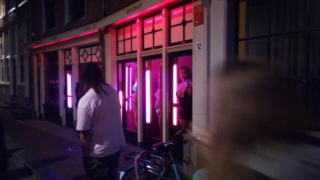 «Не хуже Амстердама»: ярославцы обсуждают полуголых девушек в окнах бара на центральной улице города