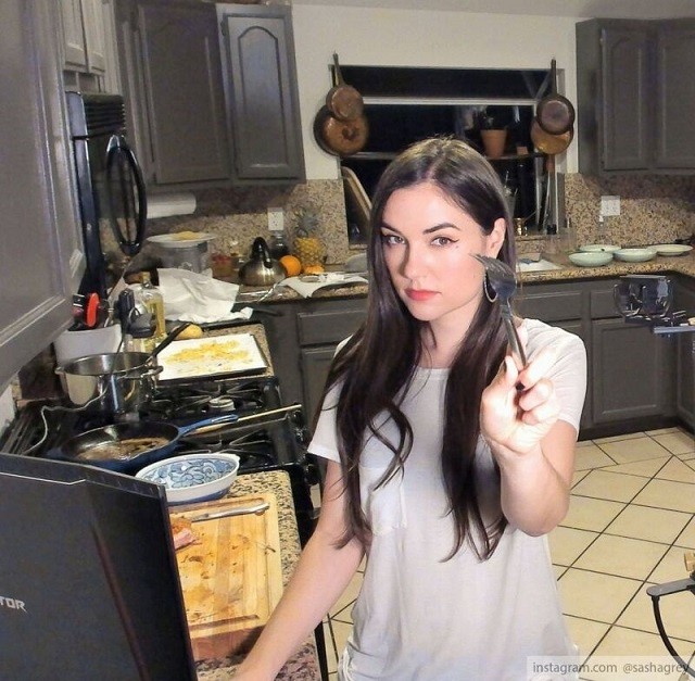 Русский борщ от Саши Грей вызвал гневную реакцию у наших соседей